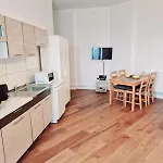 City Studio For 4, Near Sonnenallee 아파트