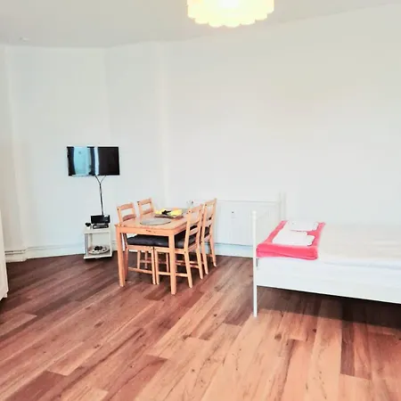 City Studio For 4, Near Sonnenallee Berlín